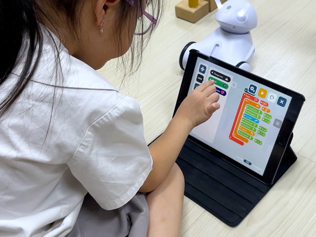 Child coding with Photon robot